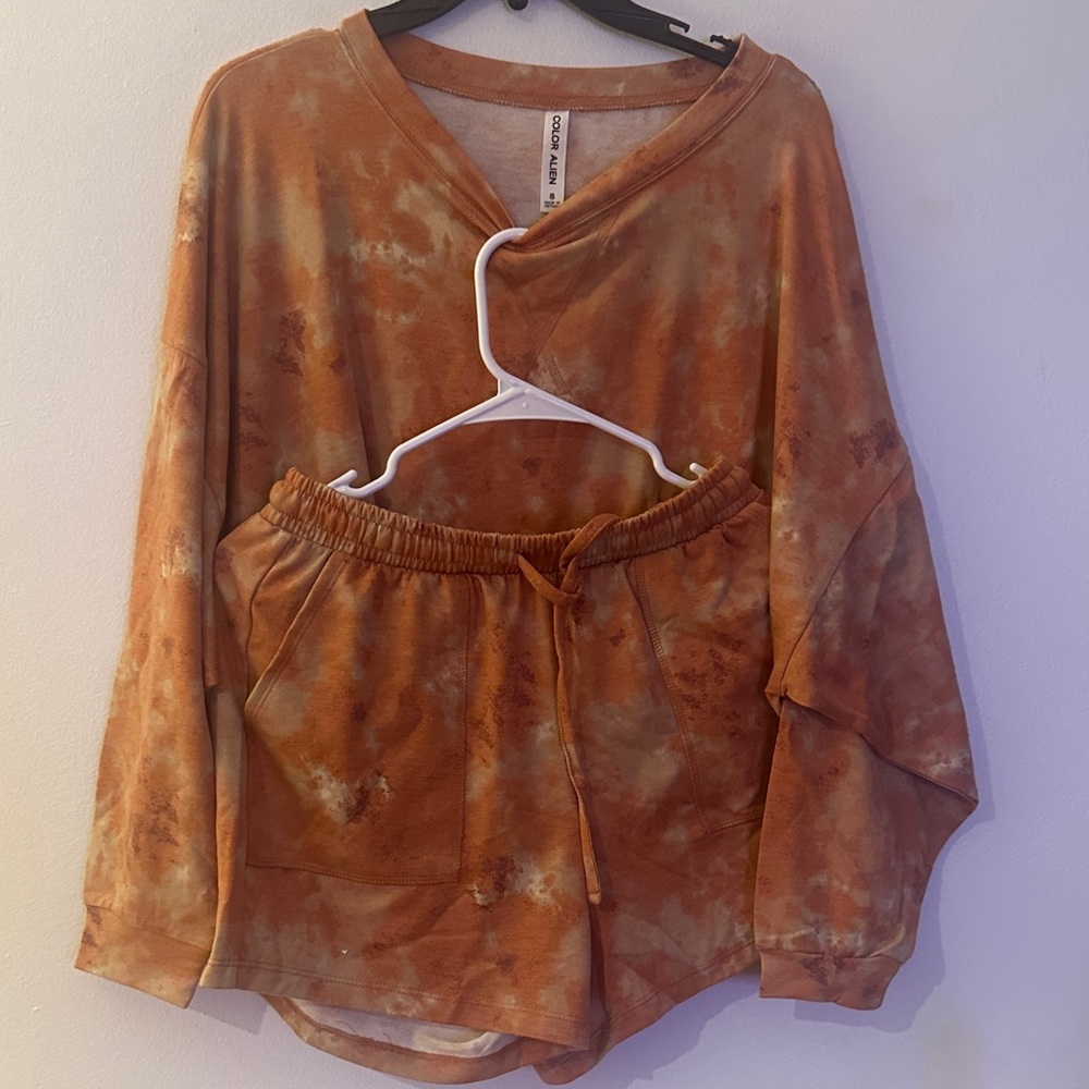 COLOR ALIEN Orange Tie-Dye Sweater and Shorts Set